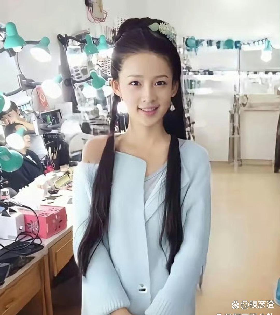李沁早期的生图，看⁠起来真的好可﻿⁠爱‎啊。 