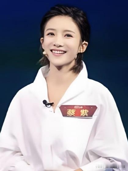 蔡紫，央视主持人大赛文艺类冠军，温婉知性，笑容如春风拂面。她以深厚功底与独特气质