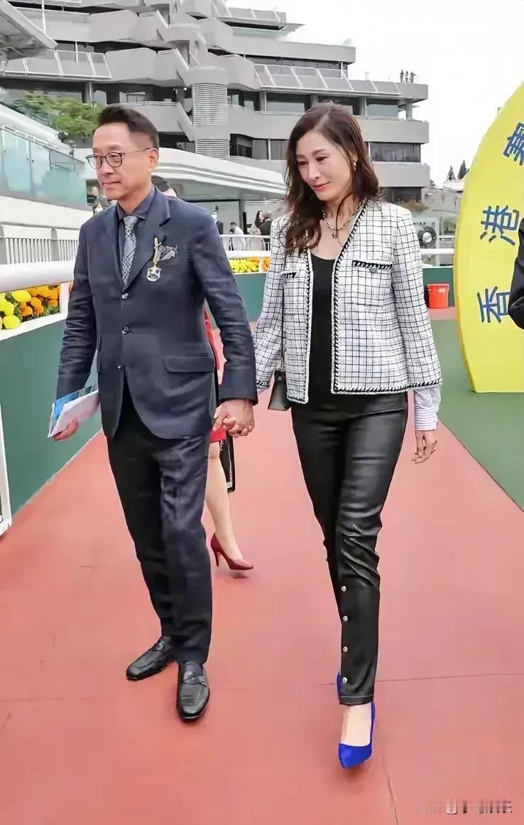 53岁有这种状态真的不错了！李嘉欣和老公外出生图中，她的身材比例良好，长腿特别抢
