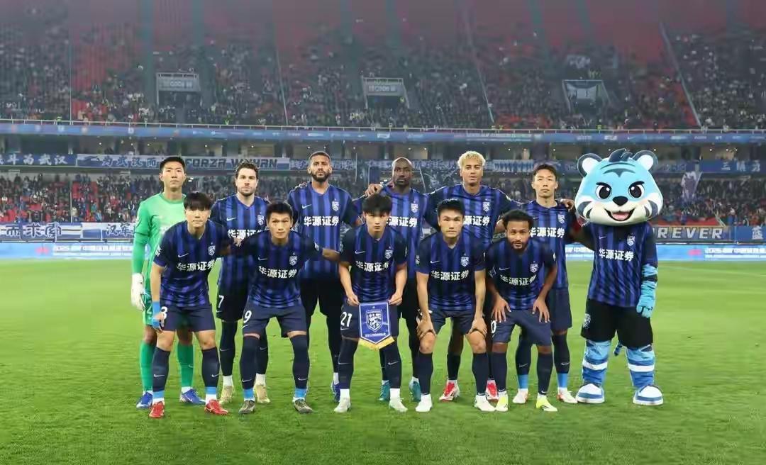 大连服不服？！武汉三镇主场4比1狂扫大连英博，首发五外援，标王卡迪斯硬抗后卫禁区