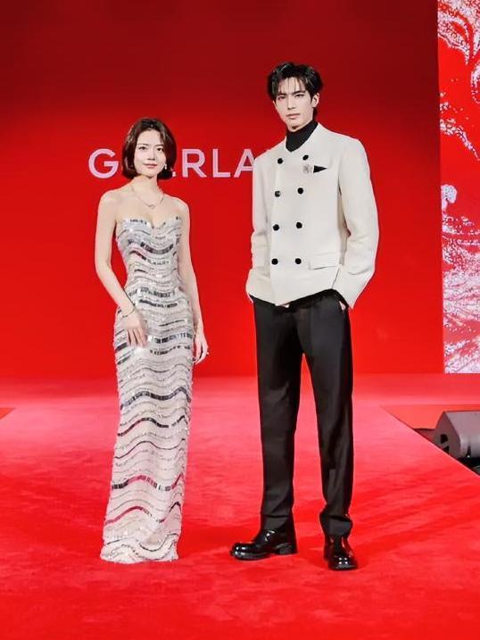 谁能想到！
娇兰活动竟被宋威龙赵今麦办成婚礼现场？
1月12日上海外滩，
俩人牵