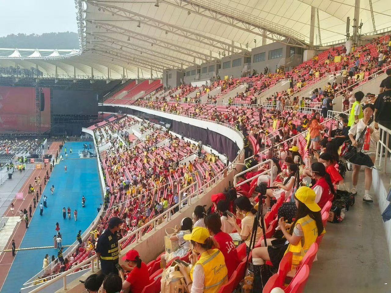 目前场内右边灯牌最新情况TOP登陆少年组合