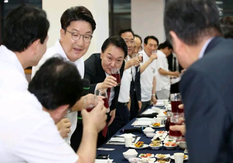 韩国政坛恶斗的焦点转向空缺的三名宪法法官的提名权力。
“保尹派”执政党国民力量新