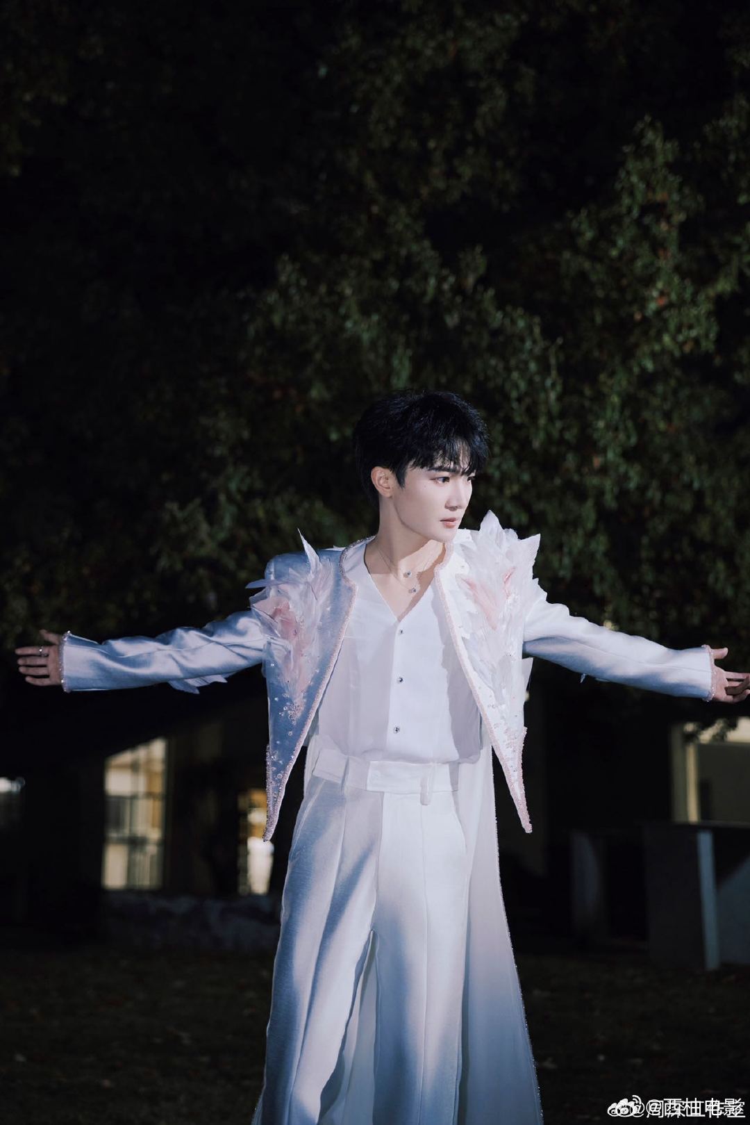 周深差点拿错奖杯周深领奖现场：没有剧本，全是即兴可爱小节目 