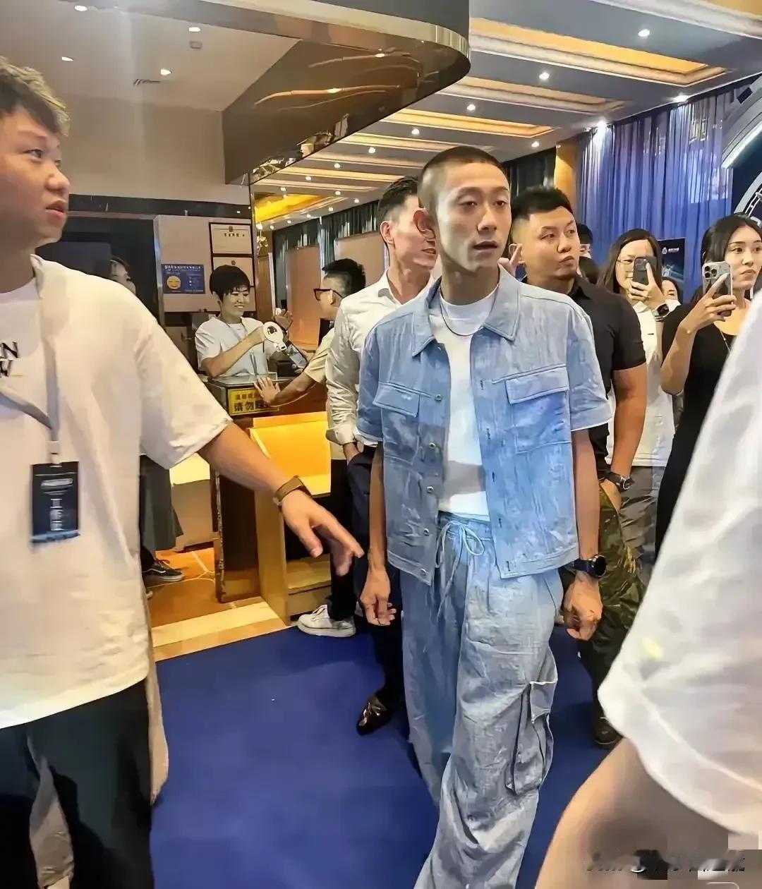 没想到刘星长大之后变成了这个样子，看起来面黄肌瘦，一点活力都没有啊。
30多岁就