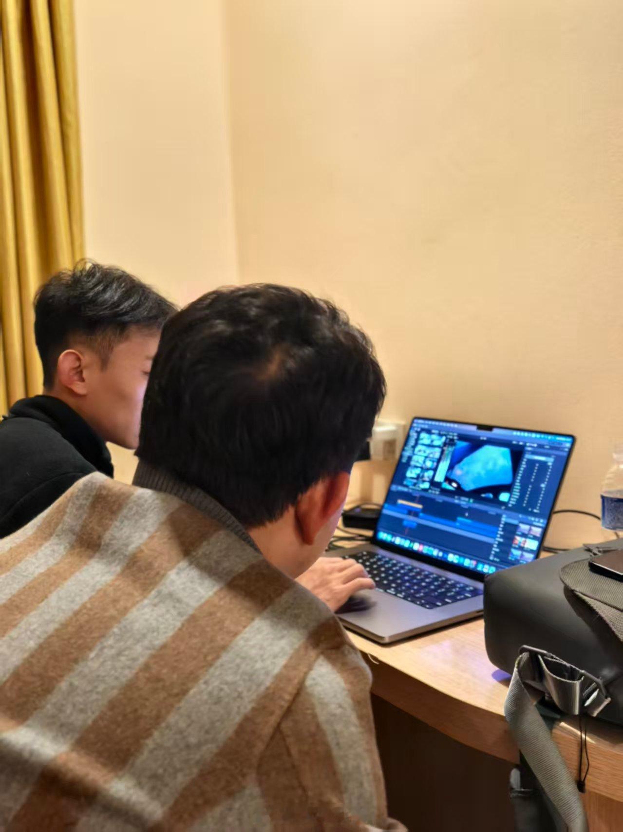 凌晨三点叫你出来玩你不出来 确实没时间，片子还没审完[允悲] ​​​