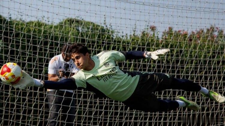 【记者：皇马U19门将哈维尔·纳瓦罗将入选一线队大名单】        据记者G