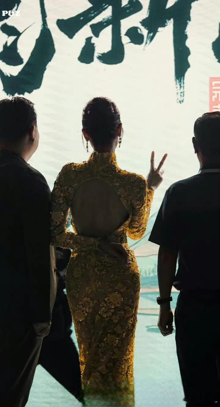 迪丽热巴[超话]迪丽热巴香辣狂欢微博派对合伙人 dlrb 迪丽热巴卫蓝 “没有人