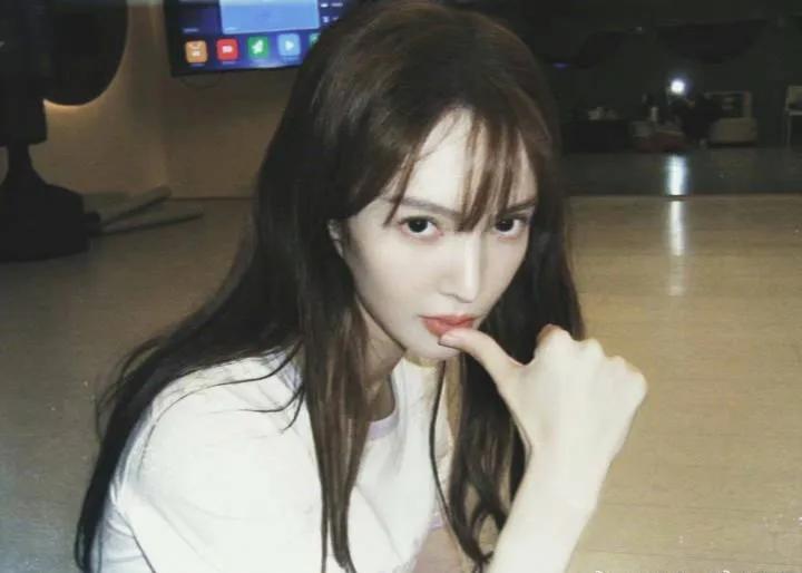 美女明星——金晨，于7月19日，突然在网上高调发文，啧啧称赞：“这几位哥哥真帅啊