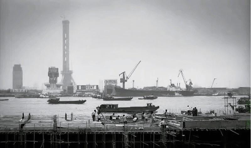 1992年，建设中的东方明珠