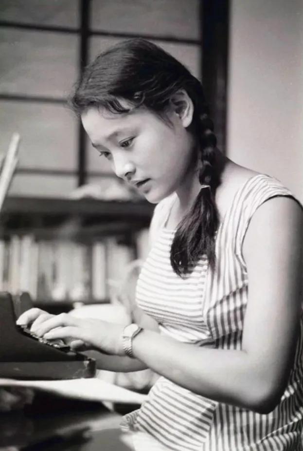 亦舒的人生就是一部《玫瑰的故事》，她原名倪亦舒的她，其家族根脉源自浙江宁波镇海，