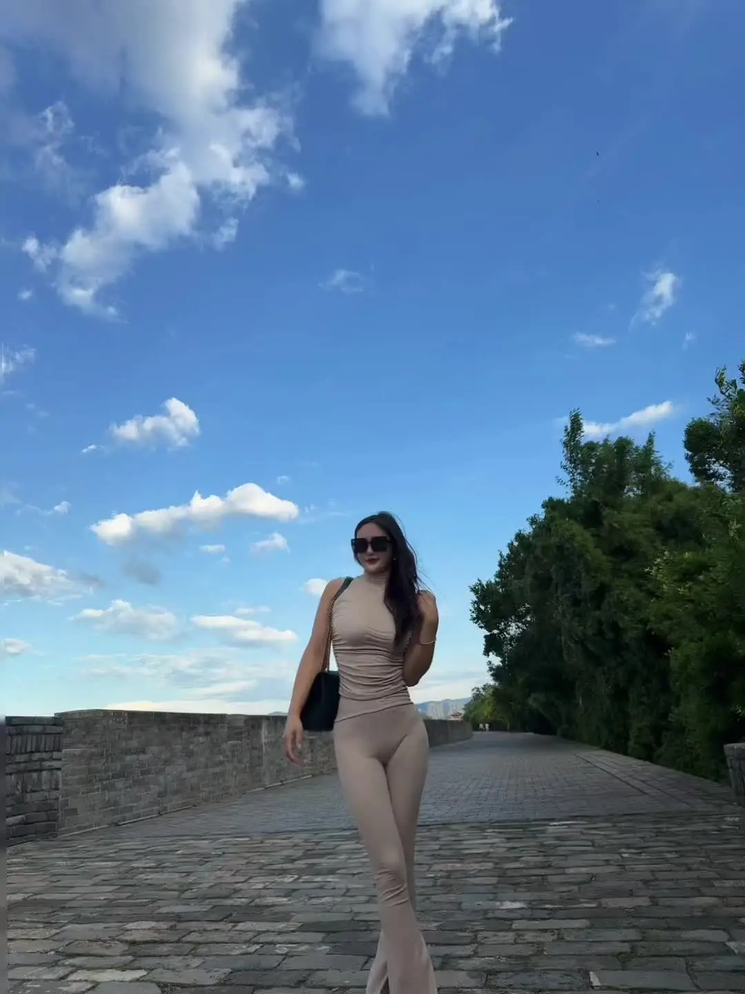 九月新文案 挣很多钱 去很多地方 然后不结婚