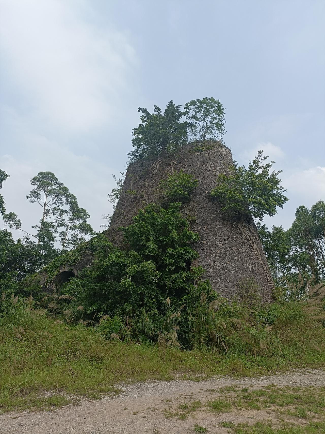 旧窑
在桂平三江口，
三角嘴对面的江边，
看到有一个高大的旧建筑，
样子很像一个