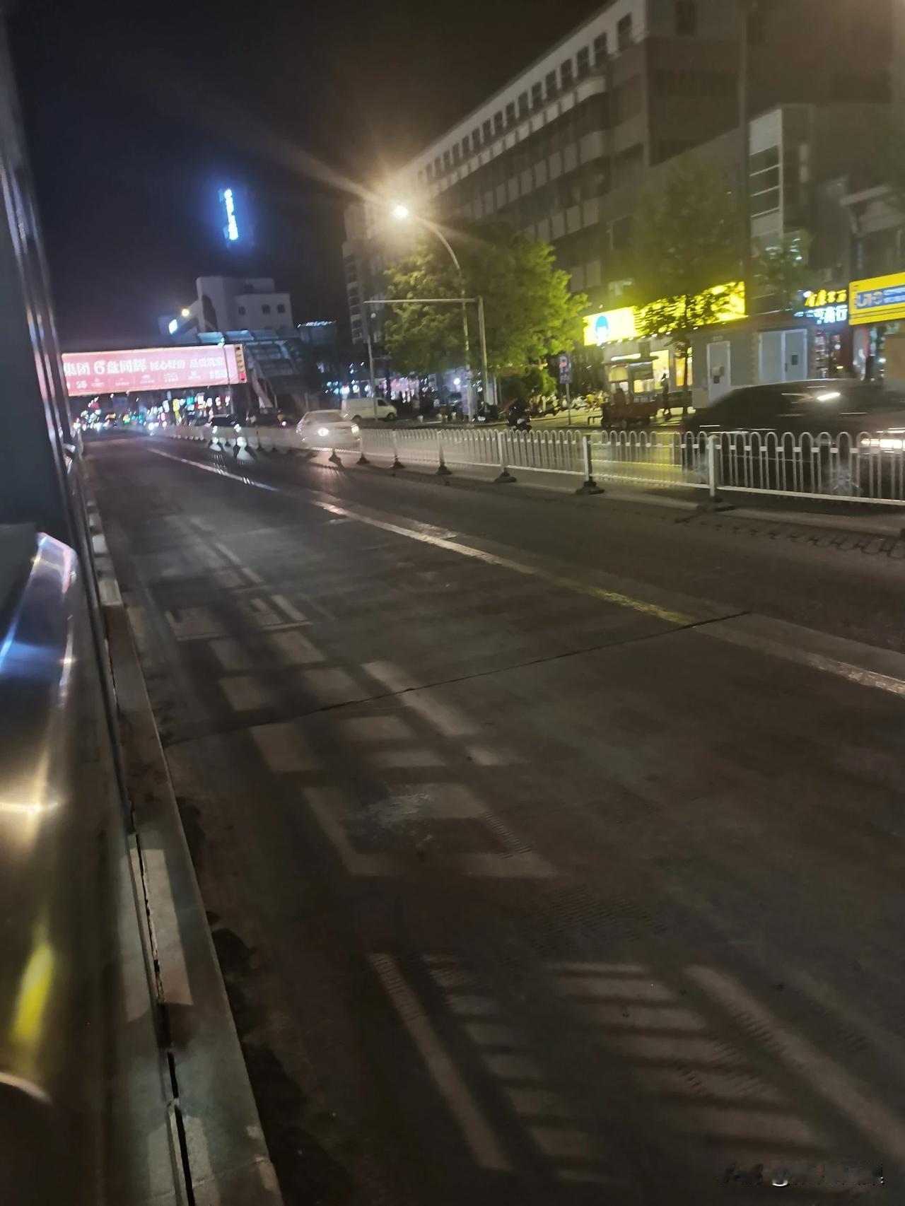 #我镜头下的城市美景#
美到处都是，只是我们缺乏发现美的眼睛：愿大家每天看的美景
