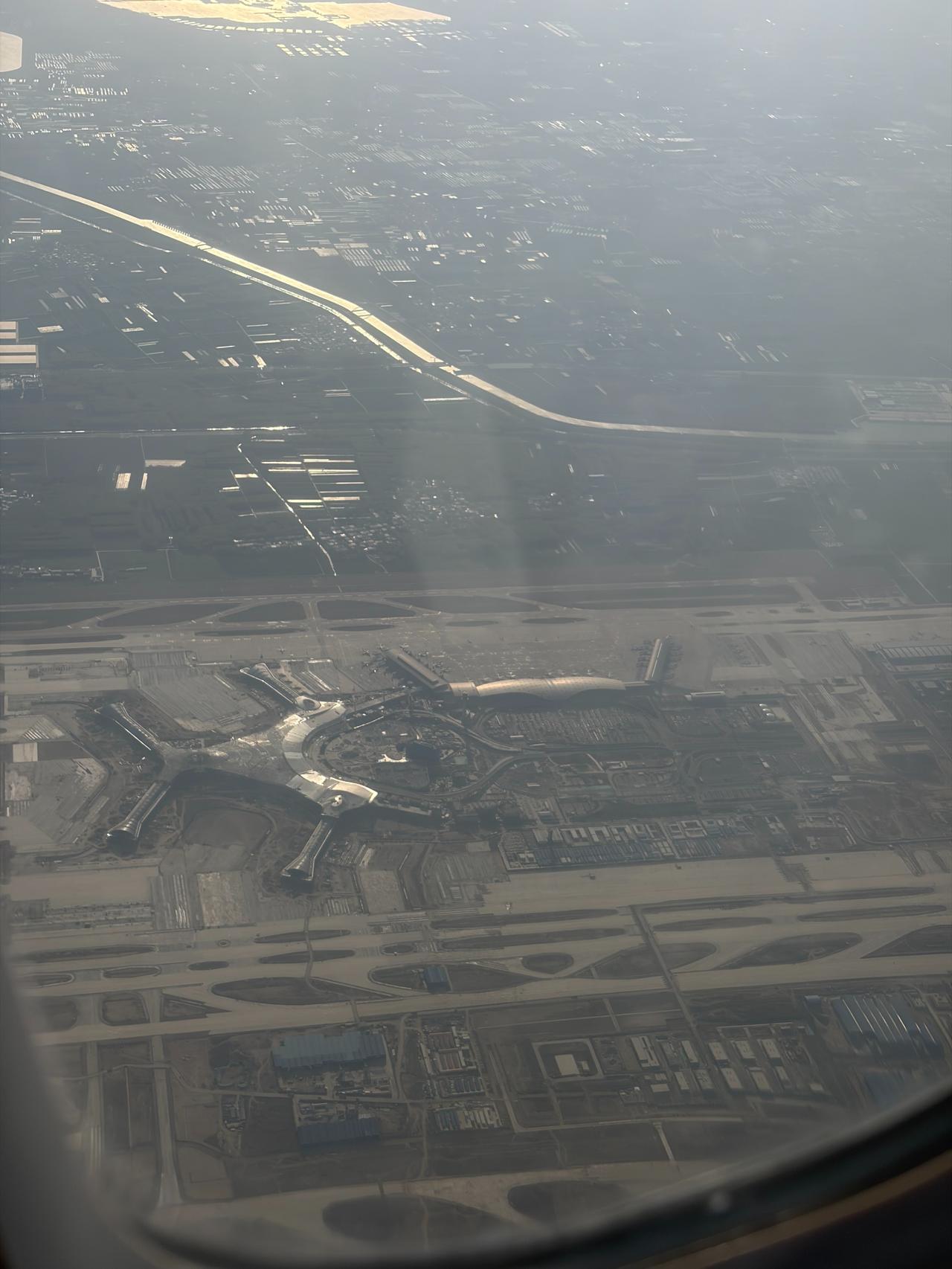 飞机上俯瞰，山东最大机场，正在建设！
济南城建史上的巨无霸项目——济南机场二期改