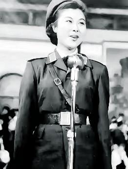 那个时候，那个年轻漂亮的解放军文工团的报幕员周如雁，她的父亲是当时大名鼎鼎的北大