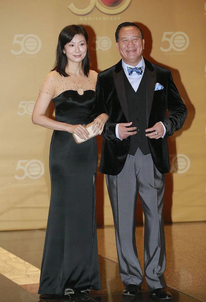 万梓良的空姐老婆可真美，要是他老婆也拍戏是不是比她老公更红？