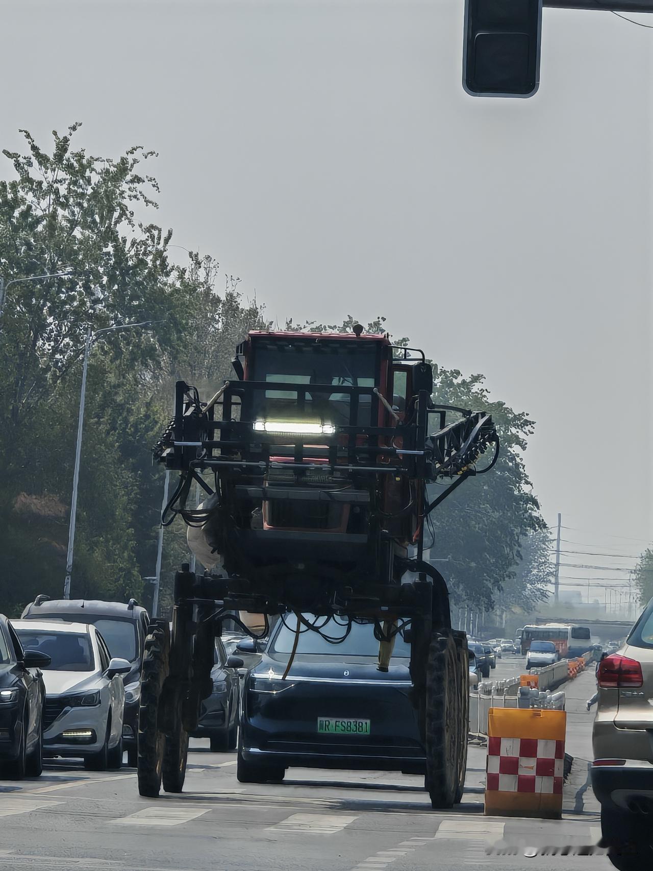 这庞然大物是辆什么车？
谁认识？