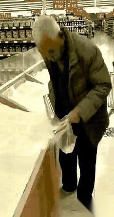 “大爷！使不得！米都撒地上了！”超市导购员的声音都快喊劈了，一只手伸着，想拦又不