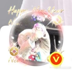 一直觉得我的头像特别萌，小猪猪搭配这个头像框像在水晶球里的小天使一样举朵花让我看