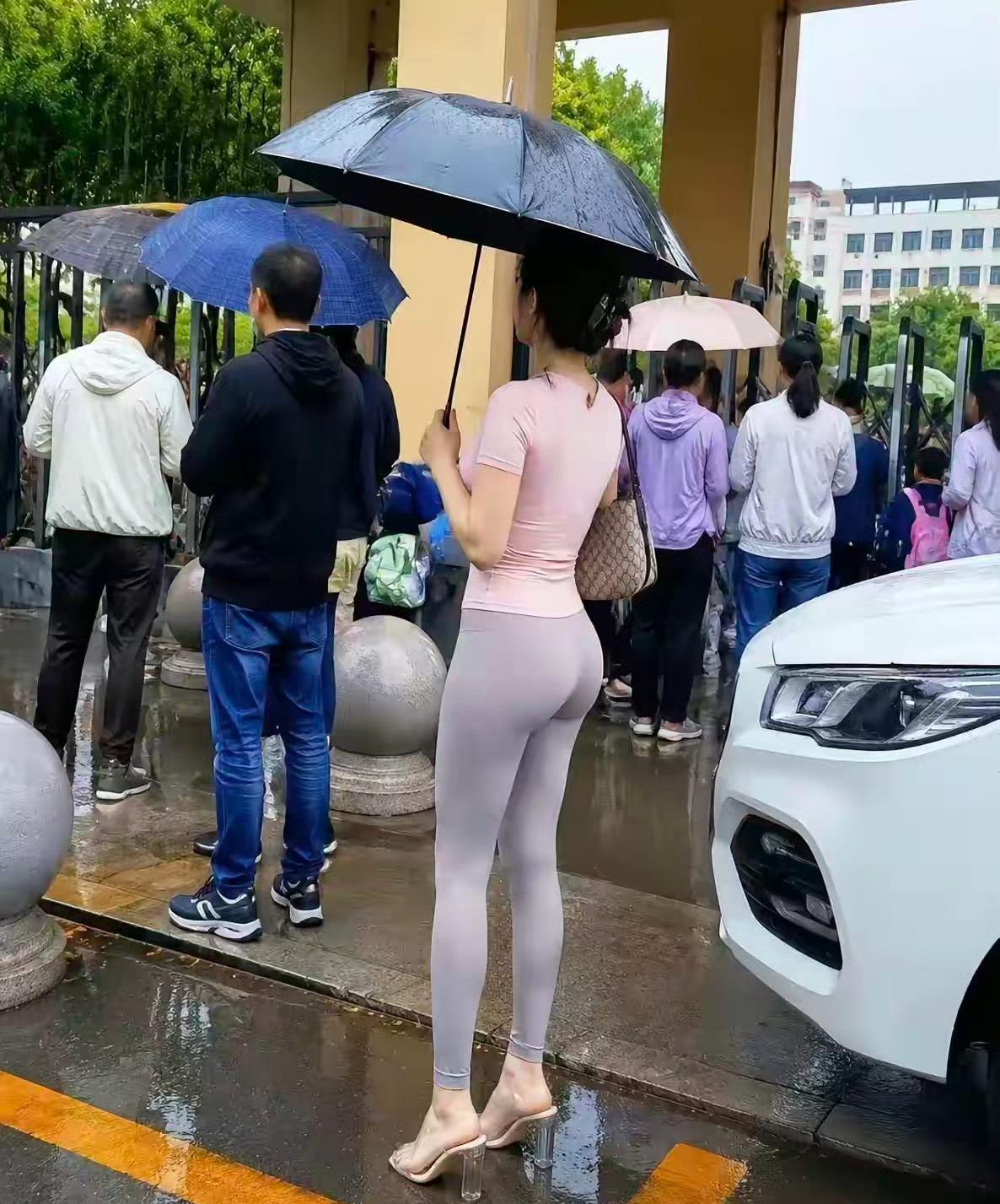 请教一下，穿这样接孩子真不尴尬？