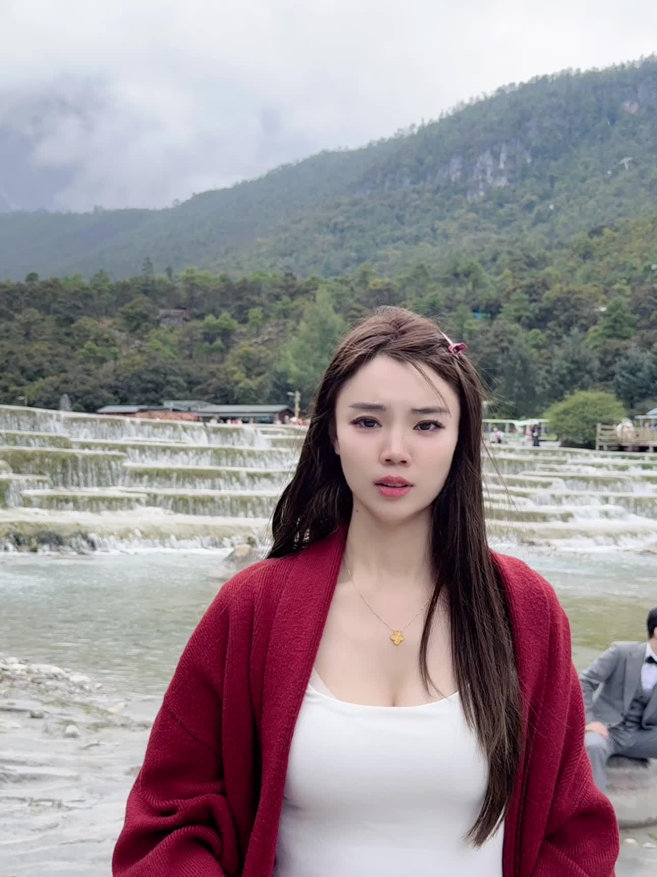 有机会我一定把你灌醉，问问你到底爱谁。可我怕喝到一半求着你爱我🥹