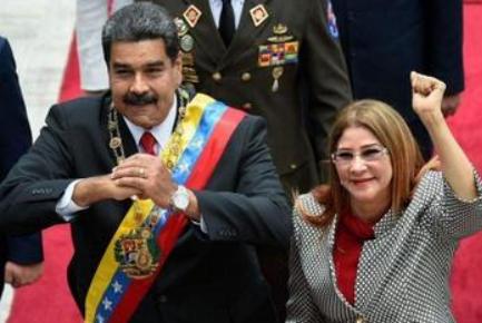 连锅端！
马杜罗和最硬后台一起被绑！


马杜罗的后台，
原来就是他的妻子。
