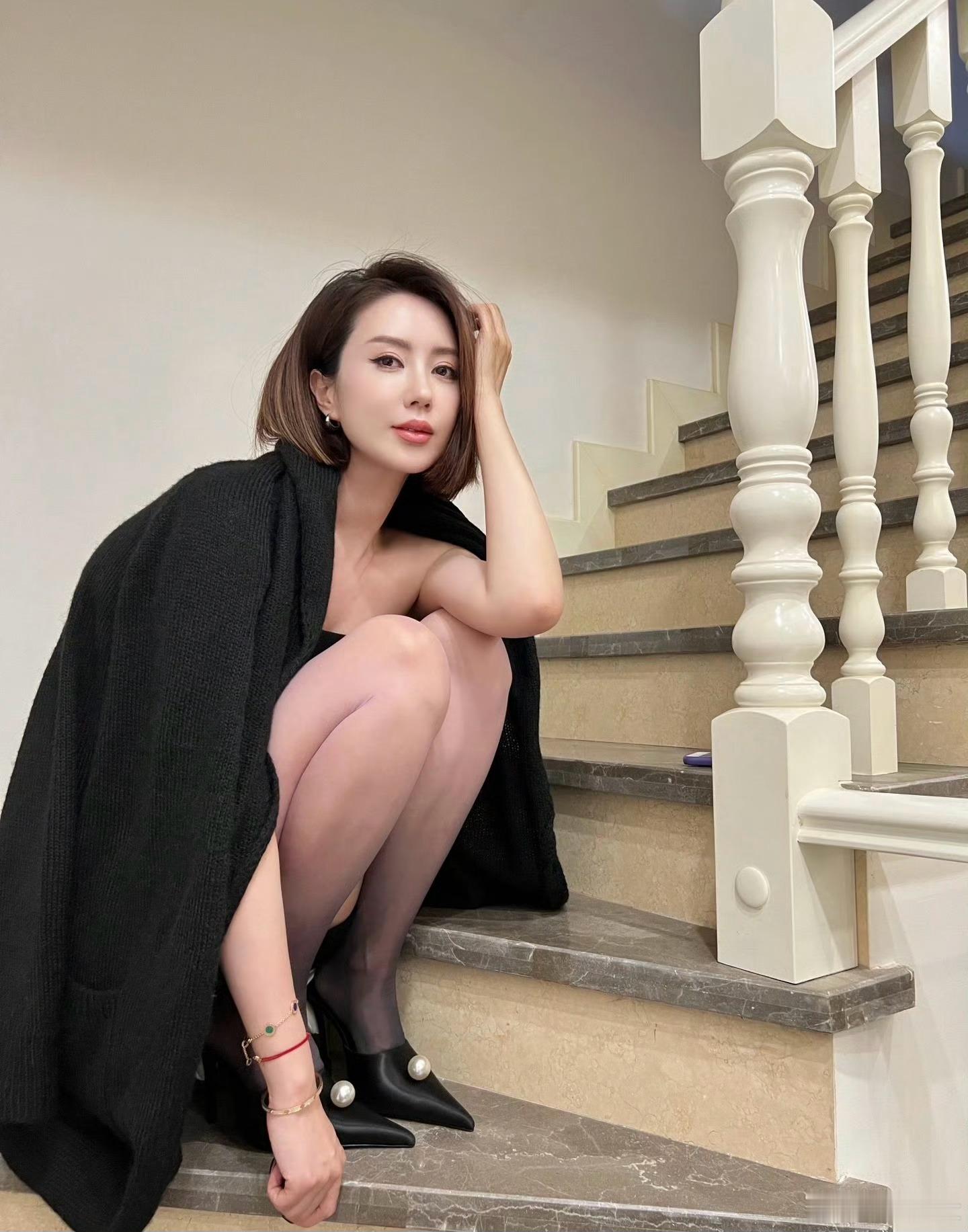 顶级御姐短发 黑丝 高跟鞋 大长腿 要素齐全 ​​​