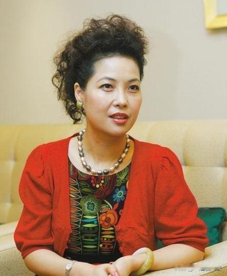 美女歌唱家梦鸽嫁给大自己27岁的男高音歌唱家李双江，据说是缘分天注定，并非人为。