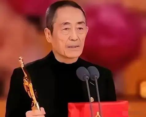 76岁的张艺谋，昨晚在百花奖现场，脸都快僵了。原因无他，旁边那位年轻貌美的女主持