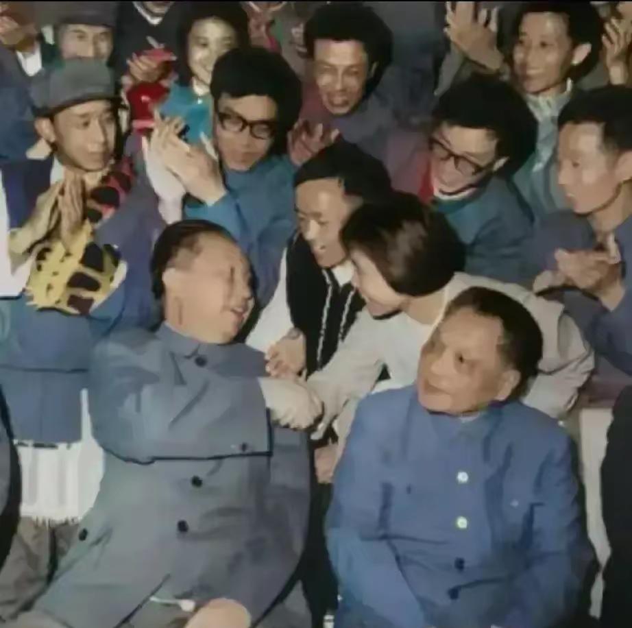 华主席：英明领袖！
朴实无华，胸有成竹；心系祖国，胸怀天下！
承前启后，步伐稳健