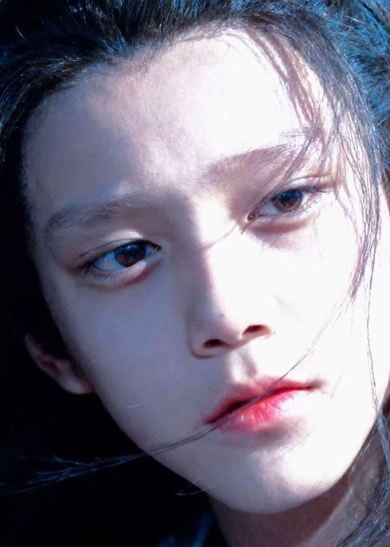 她当了8年小三，生下一对双胞胎，男人供她读完剑桥，她回国后做了一件事让所有人震惊