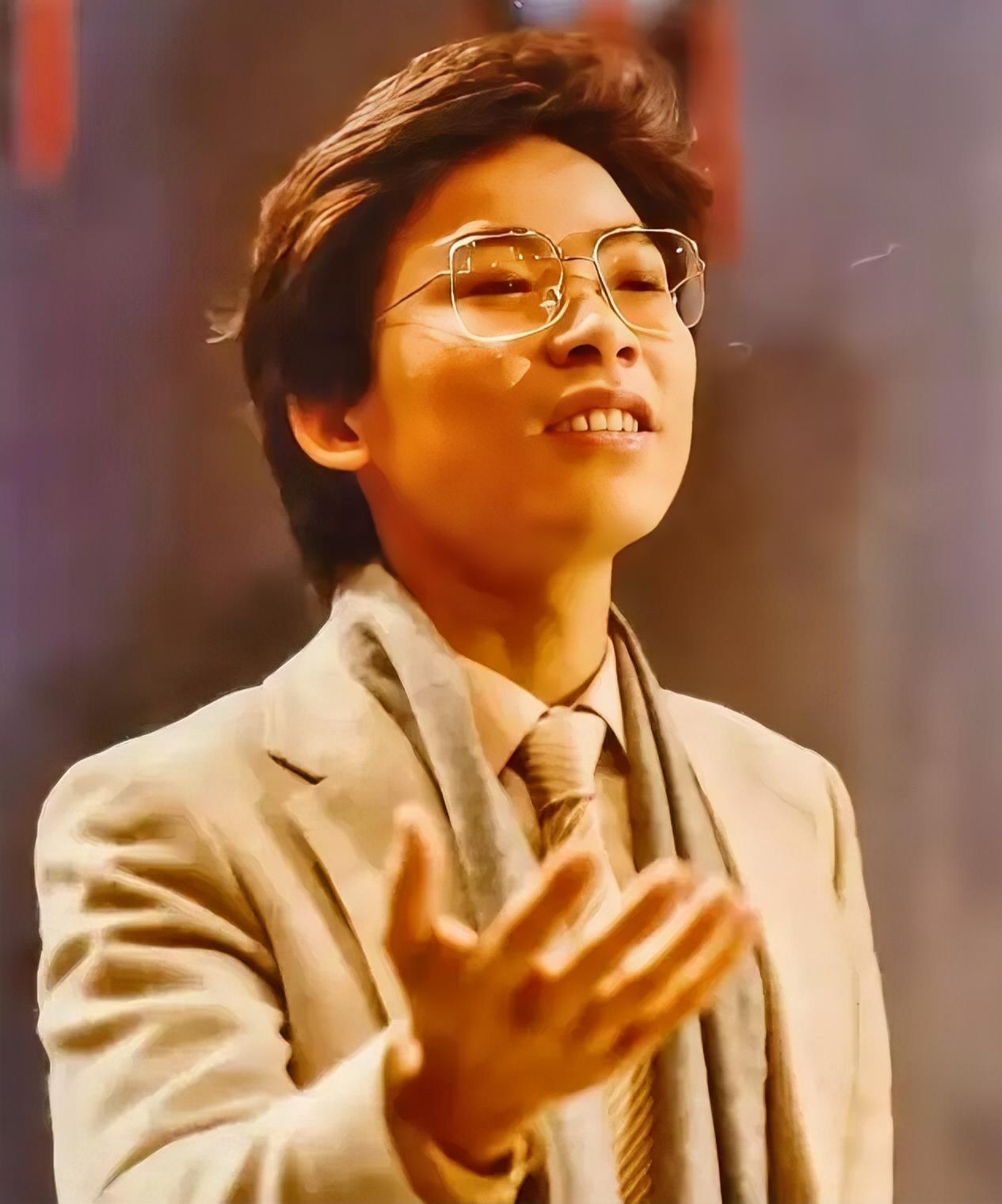 1982年，张明敏唱完《我的中国心》后，被香港乐坛残忍除名，正当他心灰意冷准备回