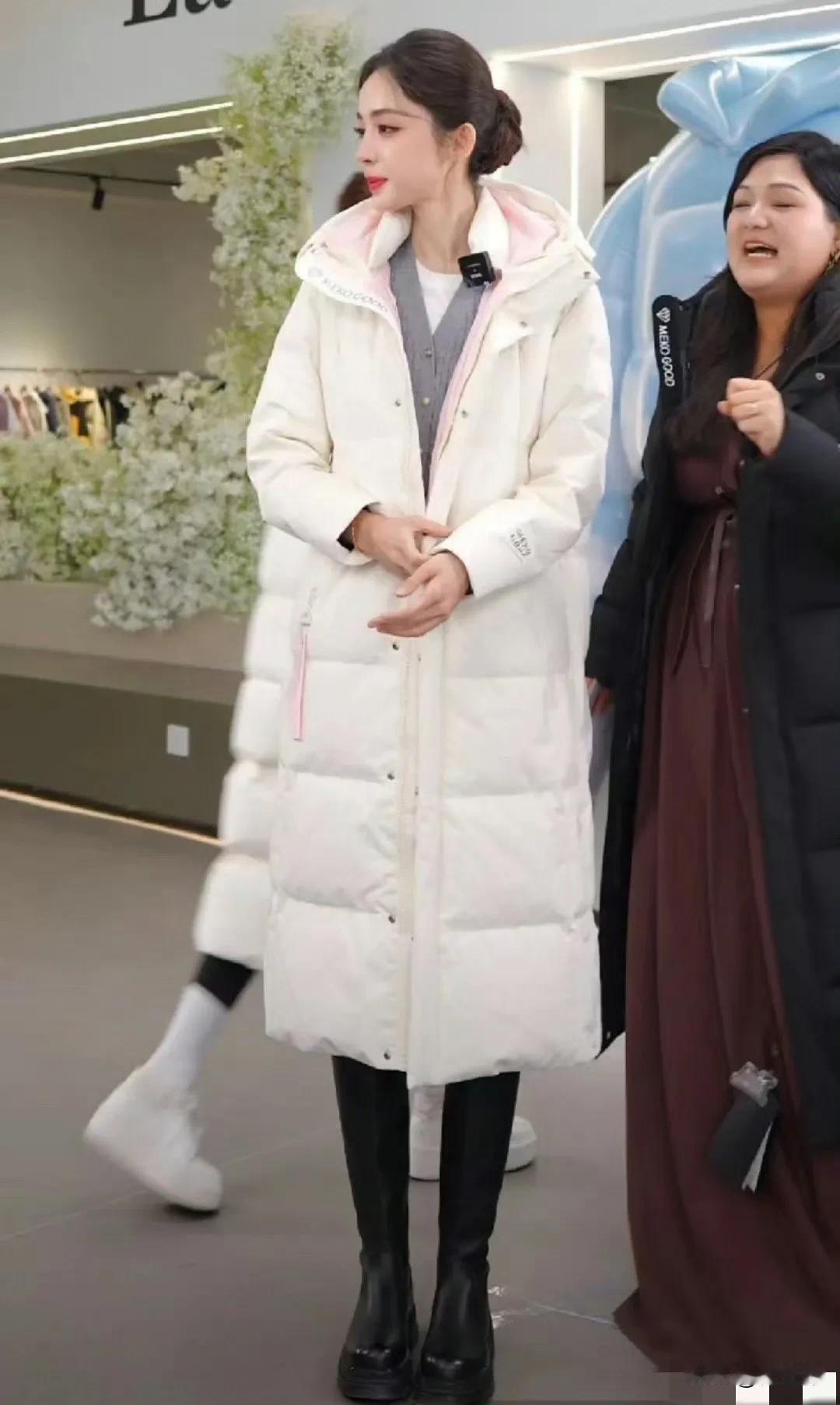 娜扎带货，真的太漂亮了，这件衣服看着这么普通，她穿上立马就不一样了，旁边的普通人