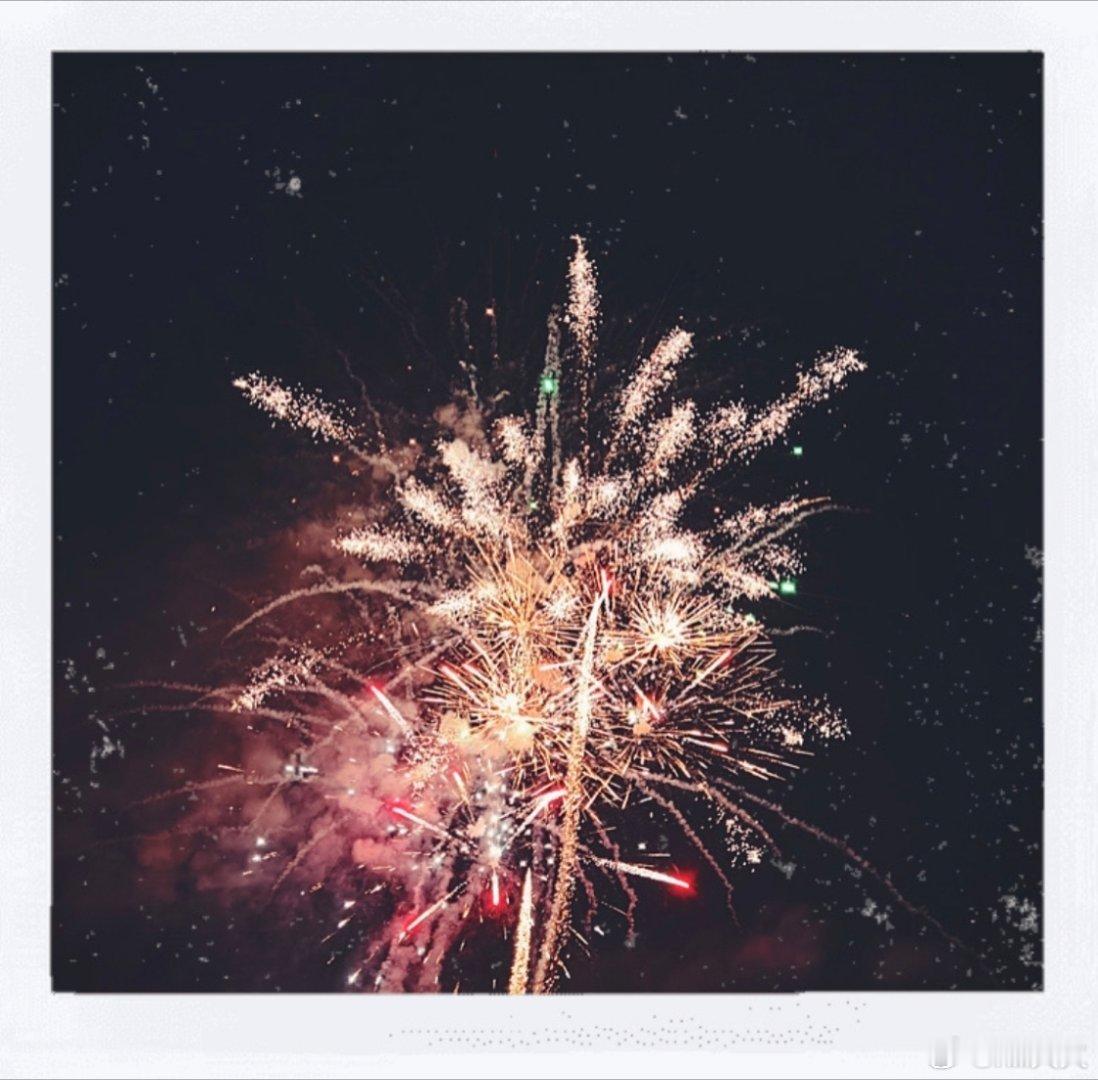 咋回事，假料里新的一年让我们看烟花，战战新发的视频里祝我们新年快乐，也给我们看烟