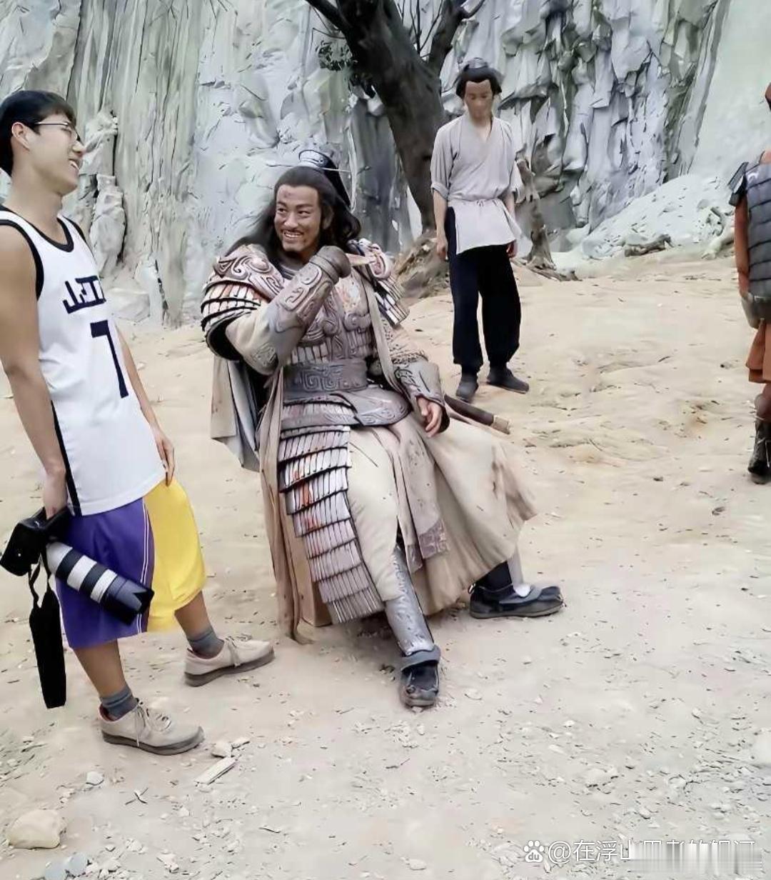 以前的演员是真的敬业，这么热还穿这么厚。 