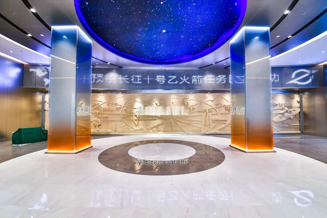 原来那个倒计时是在中国火箭大厅内拍的啊 