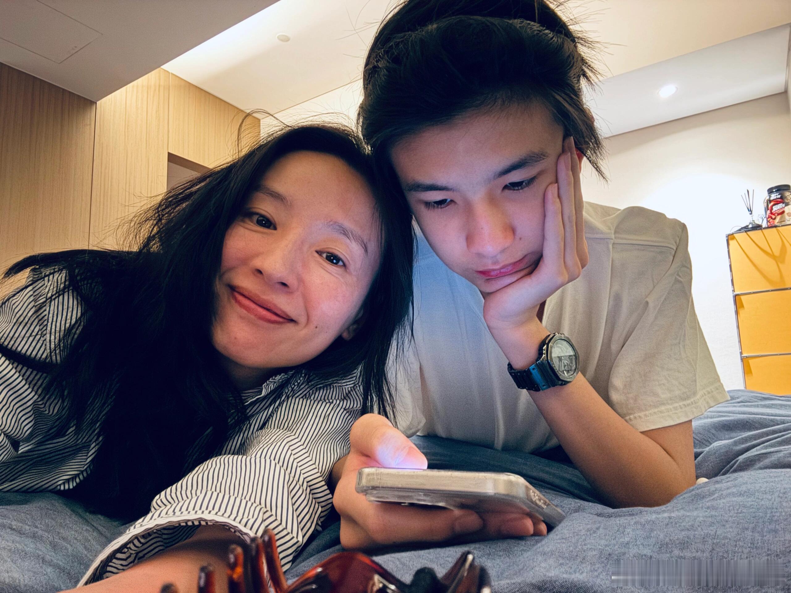 #董洁带儿子去看音乐节##董洁晒与儿子合照# 董洁带儿子去看音乐节，顶顶长成少年