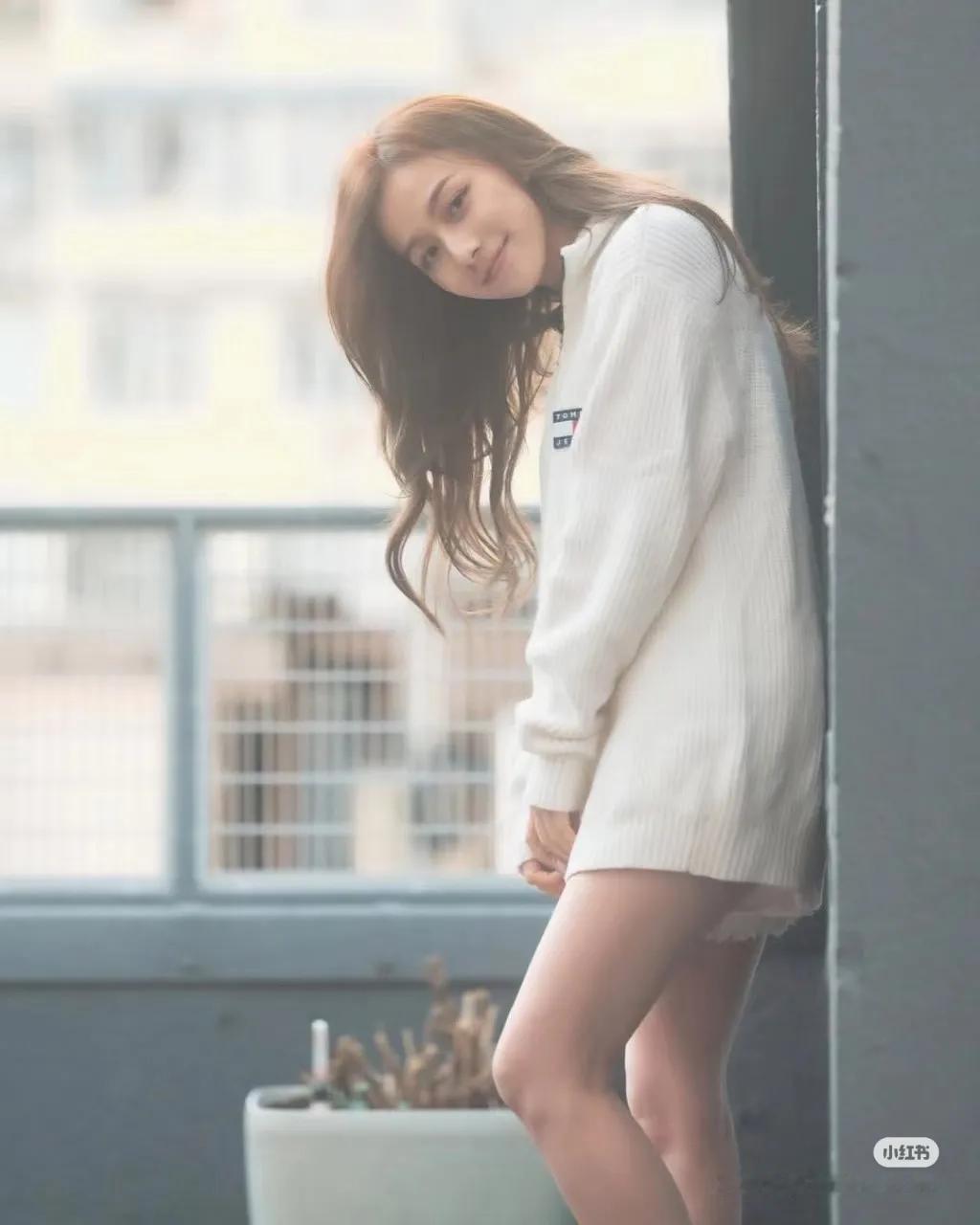 话说香港近几年就推出了许多样靓身材正，气质也相当不错的新晋博主，而Andrea就