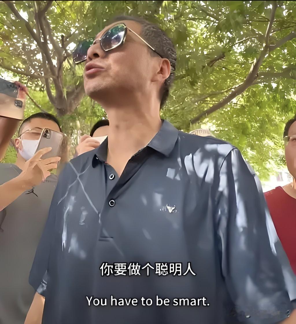 股市岂容胡乱评说，该出手时就果断出手。“爱在深秋 - 郑老师”被封禁，“八姐无敌