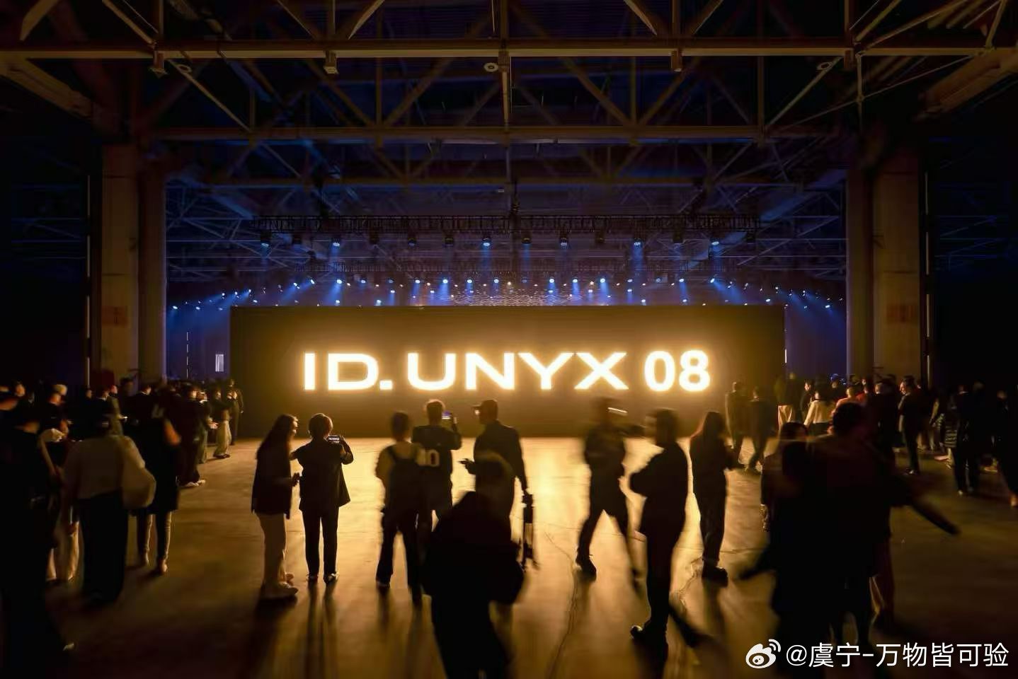 大众与众08发布预售价，23.99万起，关键这回全系标配非常多，我这里总结下：1