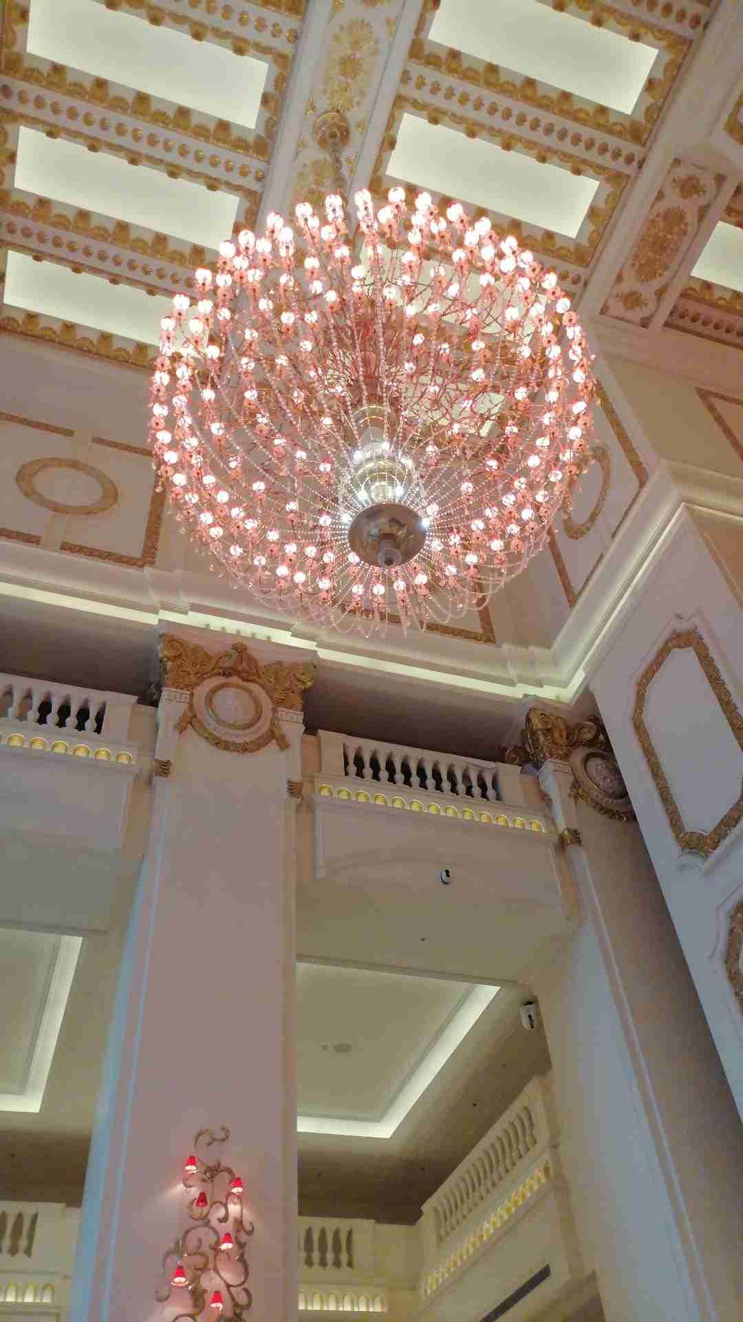 进入这家五星级酒店看到上方的吊灯，非常的大气和华贵，也给人一种心胸宽广和惬意的感