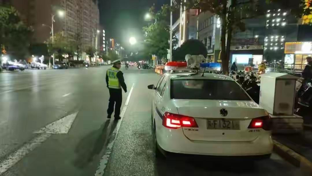 严查！汉中交警开展违法集中整治行动→

在这个冬季，寒风呼啸，街头巷尾的行人匆匆