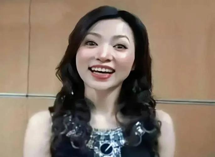 董卿的原生图曝光，有婴儿肥，嘴巴有点大。