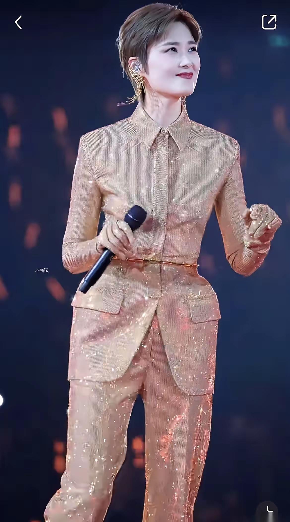 李宇春84年生人，如今已经满42岁了！
之前网传她“嫁法国富豪”等说法均为谣言，