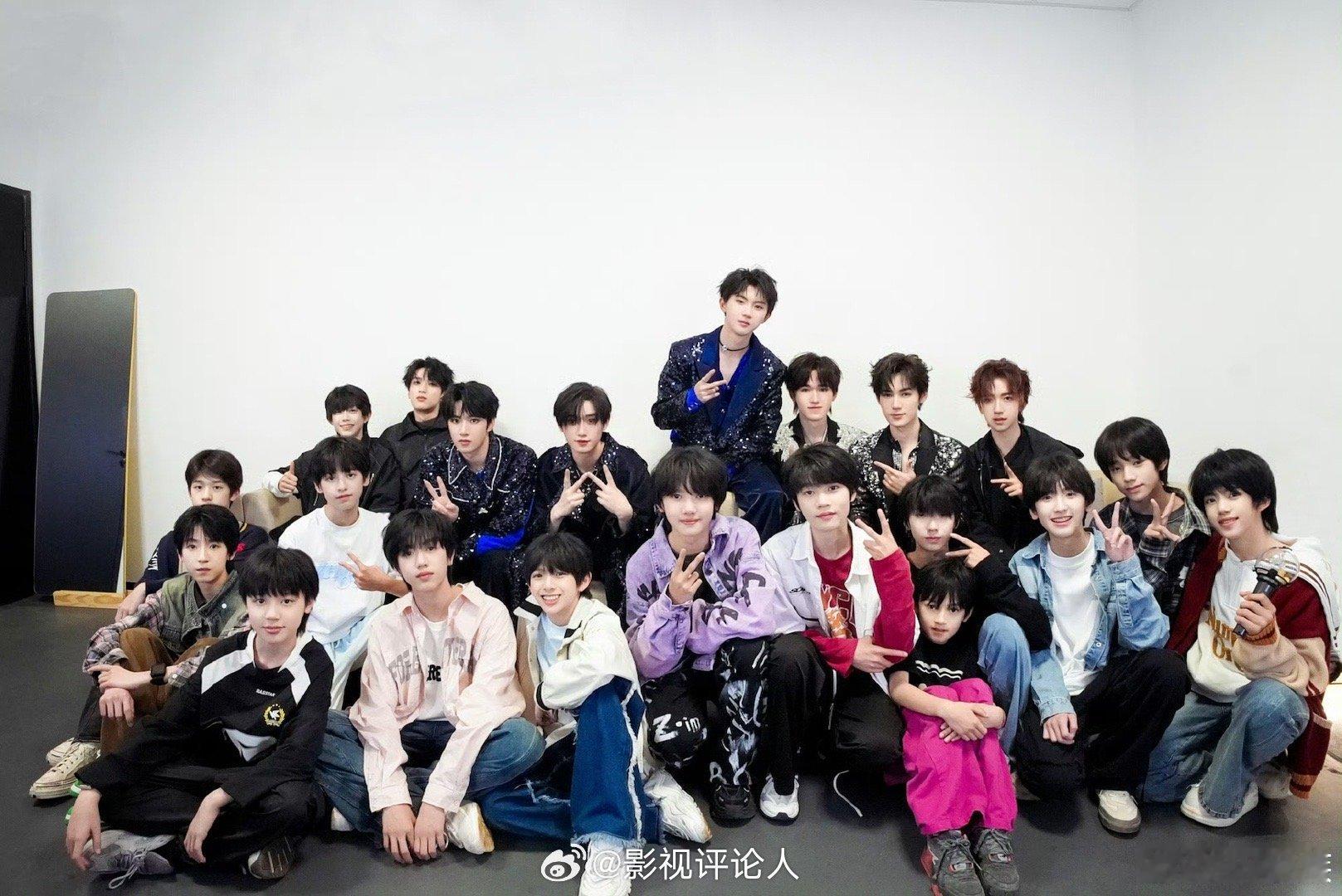 TF家族四代与师兄的合照！少年们带着对师兄的祝福一起奔向远方吧[打call] ​