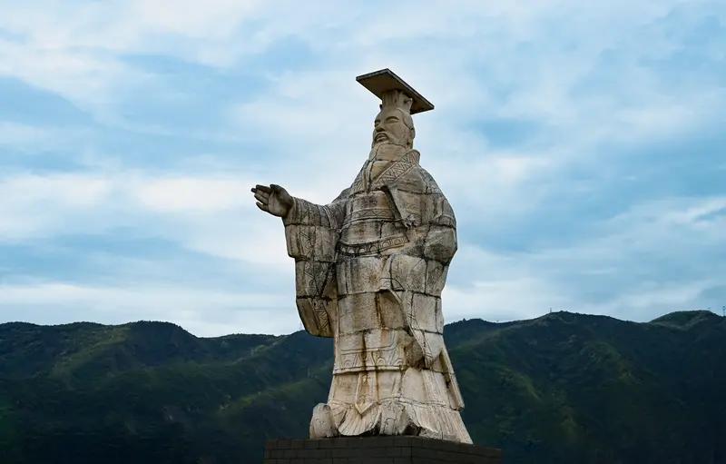 嬴政一生不立皇后这事，说法可不少。有人觉得他权力欲爆棚，立皇后可能导致权力分割、