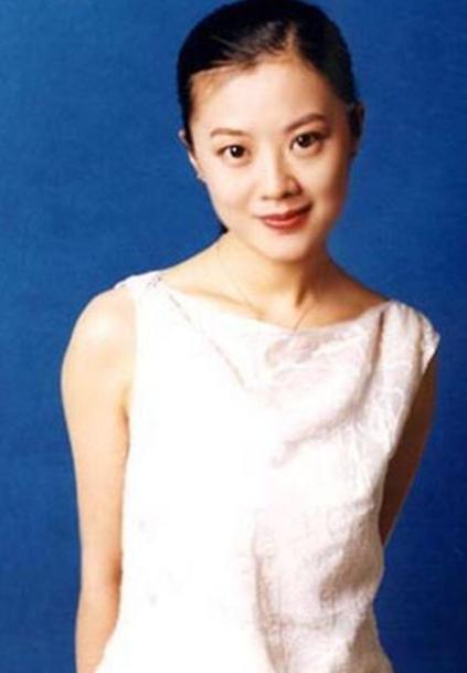 “我愿意放弃中国国籍，自愿加入英国！”这句话，是前央视知名才女主持人姜丰，在20