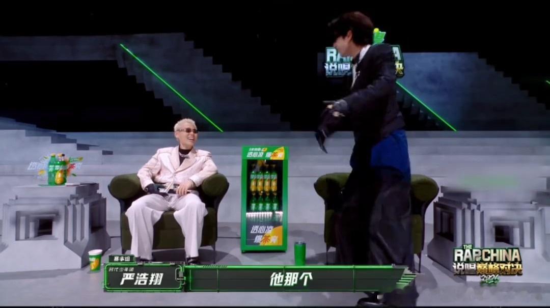 严少爷平时控场稳，碰到李尔新这魔性舞步直接破功。笑完立马学，一比一还嫌不够自己加
