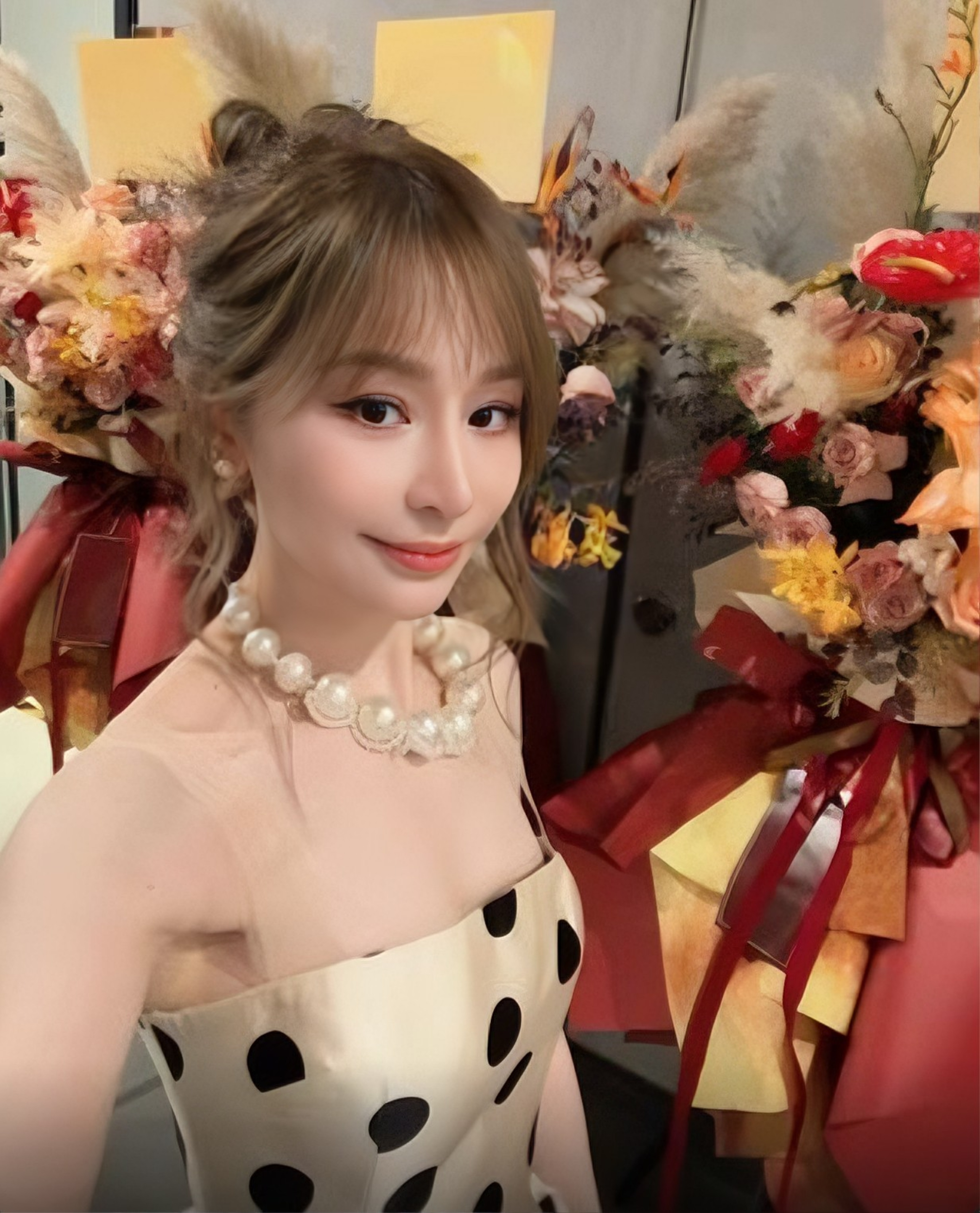 王心凌[超话] 王心凌今晚当陈楚生演唱会特别来宾的妆照太美了，今晚的妆造我可以称